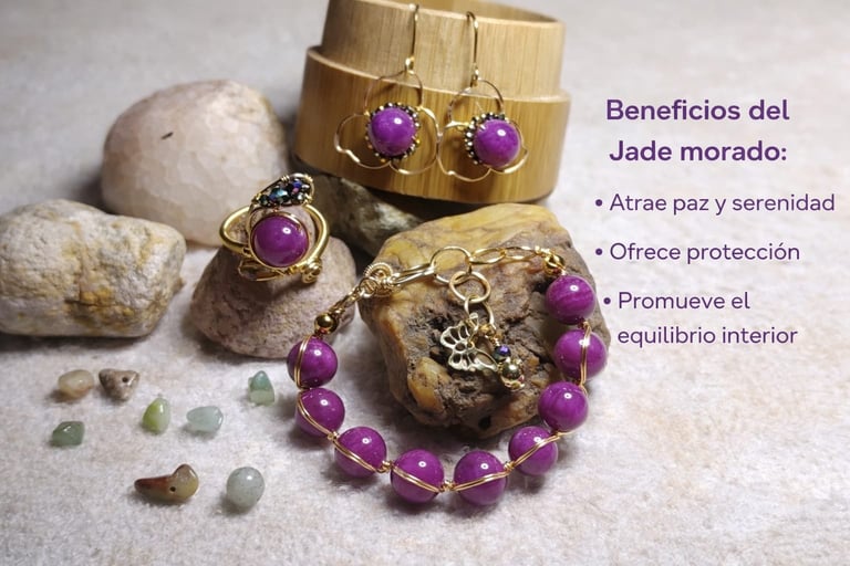 Purple jade jewelry collection including earrings, ring, and bracelet displayed on wooden block with stones and text about benefits in Spanish